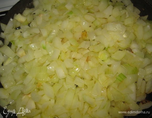 Лук порезать и также поджарить на растительном масле. 