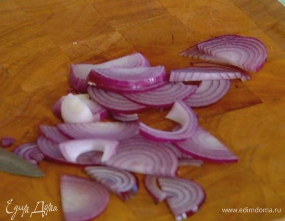 Лук почистить и нарезать полукольцами.
