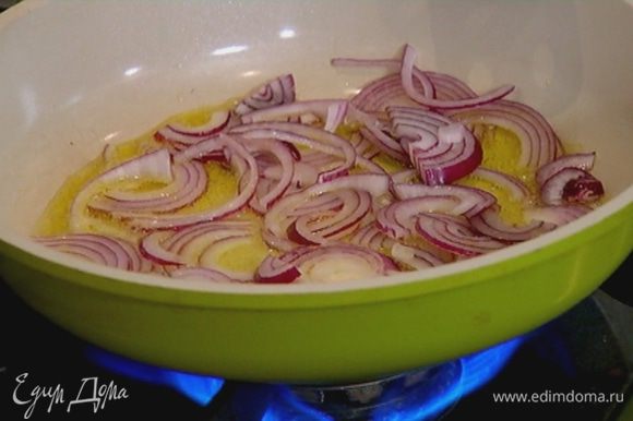 Разогреть в сковороде оливковое масло и обжарить лук до золотистого цвета.