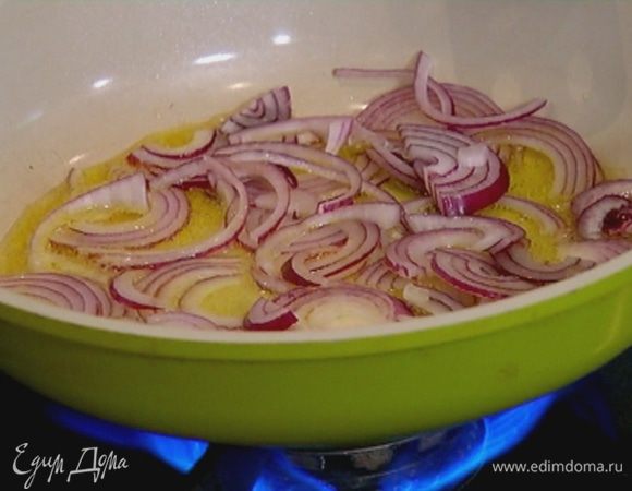 Разогреть в сковороде оливковое масло и обжарить лук до золотистого цвета.