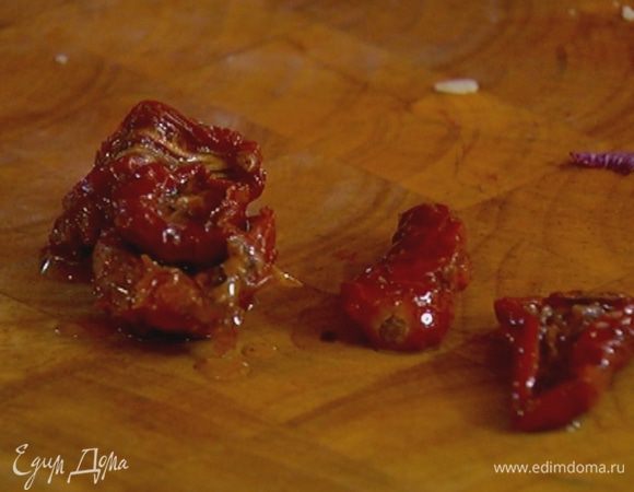 Помидоры нарезать полосками.