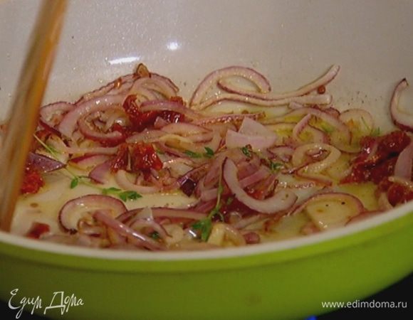 Выложить помидоры к луку, перемешать, немного прогреть, затем добавить листья тимьяна, еще раз перемешать и снять с огня.