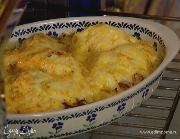 Посыпать сверху оставшимся сыром и выпекать в разогретой духовке 15 минут.
