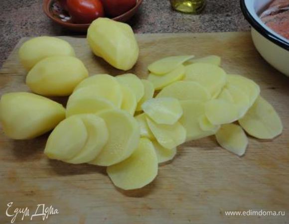 Картофель нарежьте тонкими кружками, лук — кольцами. Помидоры нарежьте кружками 0,5 см толщиной. Сыр натрите на терке (крупной или мелкой — дело вкуса).