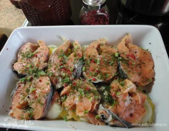 На картофель с луком выложите слоем всю рыбу, посыпьте измельченным укропом.