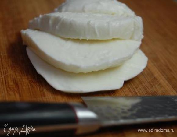 Моцареллу нарезать  шайбами (4 шт)