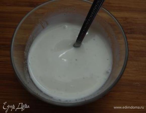 Соедините в пиале йогурт, сок лимона, соль и перец. Тщательно перемешайте. 