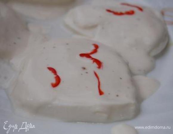 Залейте моцареллу заправкой, сверху выложите чили и оставьте  ненадолго пропитаться.