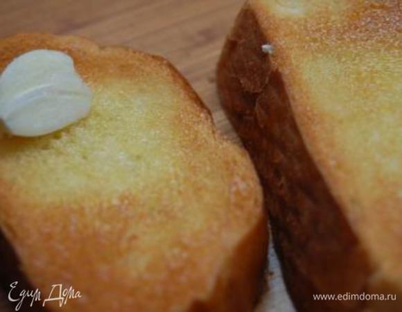 Хлеб  окропить оливковым маслом и запечь в духовке в режиме гриль с обеих сторон.  
Натрите хлеб чесноком + несколько капель оливкового масла.
