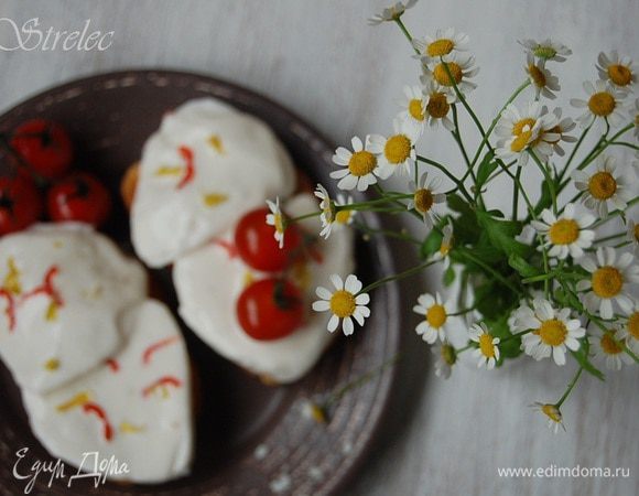 На каждый ломтик хлеба выложить по две шайбы моцареллы,  украсить цедрой лимона. Приятного аппетита!