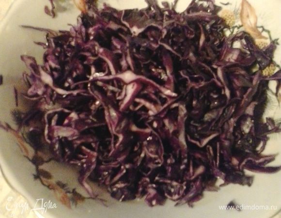 Капусту тонко шинкуем, приправляем немного солью и свежемолотым перцем (я не люблю когда капуста в салатах пресная)