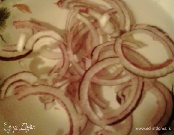 Лук нарезаем полукольцами и маринуем в уксусе или лимонном соке минут 5-10.