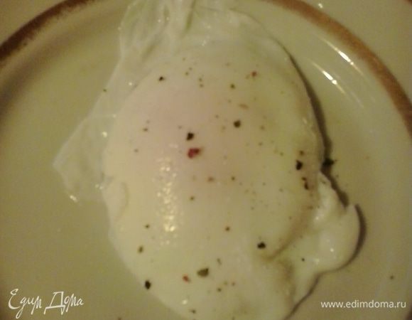 Готовим яйцо пашот, приправляем его солью и свежемолотым перцем.