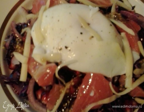 На салат выкладываем кусочки семги, яйцо, посыпаем сыром Джюгас , поливаем заправкой и подаем на стол!!!!