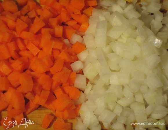 <font style="vertical-align: inherit;"><font style="vertical-align: inherit;">Лук и морковь нарезать кубиками.</font></font>