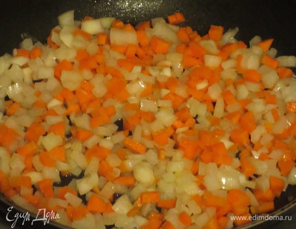 <font style="vertical-align: inherit;"><font style="vertical-align: inherit;">На сковороде разогреть сливочное масло и 1 ст. л. </font><font style="vertical-align: inherit;">оливкового. Обжарить лук и морковь до золотистого цвета.</font></font>