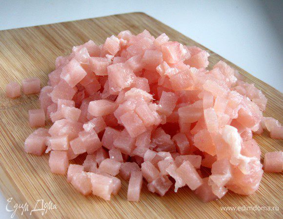 Куриное филе мелко нарезать. Если филе предварительно подморозить, резать будет легко.