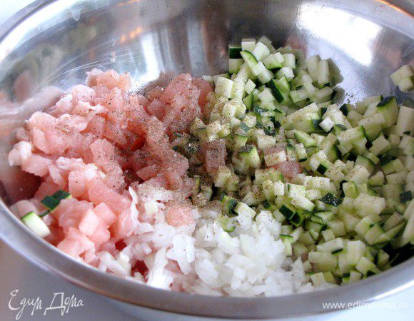 Добавить мелко шинкованный лук, цукини, нарезанный мелким кубиком, вбить яйцо, посолить и поперчить. Цукини я добавила от себя, по рецепту его не было.