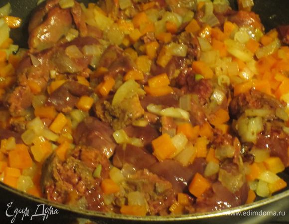 <font style="vertical-align: inherit;"><font style="vertical-align: inherit;">Добавьте куриную печень, нарезанную кусочками, и готовьте 5 минут, постоянно помешивая. </font><font style="vertical-align: inherit;">Посолить, поперчить, добавить сахар.</font></font>