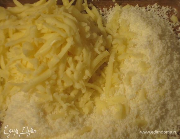 <font style="vertical-align: inherit;"><font style="vertical-align: inherit;">Сыр натереть на крупной терке, пармезан </font></font>—<font style="vertical-align: inherit;"><font style="vertical-align: inherit;"> на мелкой. </font><font style="vertical-align: inherit;">Петрушку измельчить.</font></font>