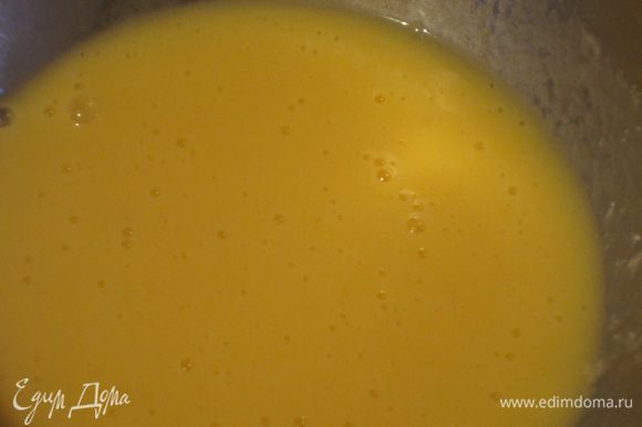 Яйца и оливковое масло взбить венчиком. Добавить теплое молоко, сыр и хорошо перемешать.