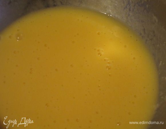 <font style="vertical-align: inherit;"><font style="vertical-align: inherit;">Яйца и оливковое масло взбить венчиком. </font><font style="vertical-align: inherit;">Добавить теплое молоко, сыр и хорошо перемешать.</font></font>