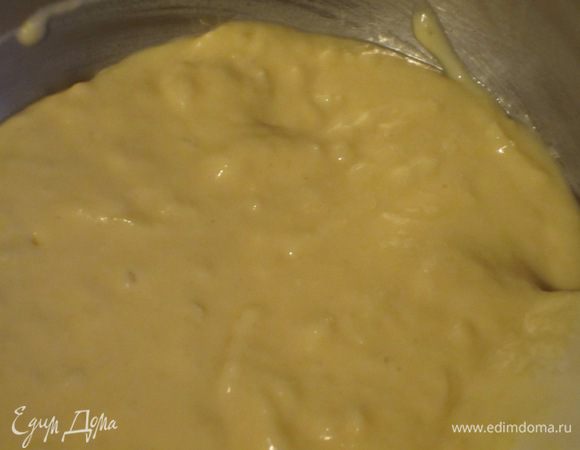 <font style="vertical-align: inherit;"><font style="vertical-align: inherit;">Муку просеять с разрыхлителем, </font></font>ввести в тесто и тщательно перемешать.