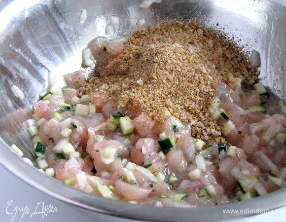 Все перемешать, добавить панировочные сухари и снова перемешать.