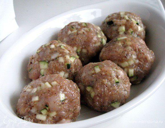 Взять форму и смазать сливочным маслом. Мокрыми руками сформировать из фарша небольшие шарики и выложить в форму. Запекать при 180°C 10–15 минут.