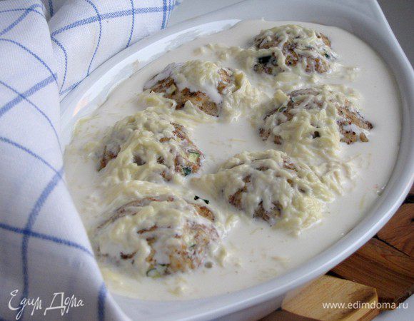 Достать шарики из духовки и залить все соусом. Снова поставить в духовку на 15–20 минут до зарумянивания.