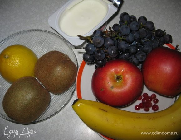 Моем, подготавливаем, чисти и режим все фрукты.