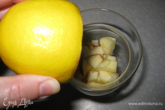 В порционный, прозрачный фужер выкладываем слоями нарезанные небольшими кубиками: яблоки(сбрызнуть соком лимона)