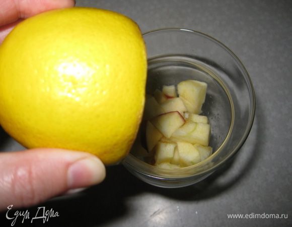 В порционный, прозрачный фужер выкладываем слоями нарезанные небольшими кубиками: яблоки(сбрызнуть соком лимона)