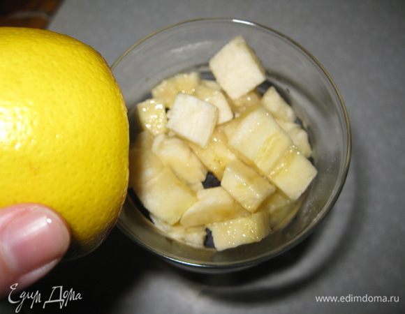 Виноград, банан (сбрызнуть соком лимона).