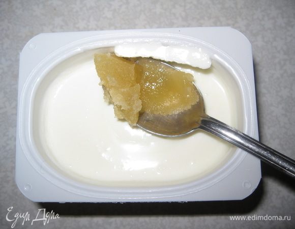 Теперь готовим заправку. Для этого в творог добавляем мед и хорошо перемешиваем его в гладкую однородную массу.
Выкладываем творожный крем поверх фруктов и украшаем ягодами брусники.

Желаю Вам быть здоровыми и красивыми!
