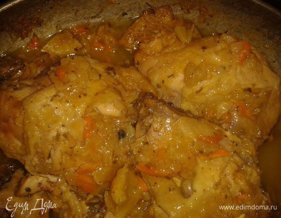 Вымыть курицу, посолить, выложить на сковородку, добавить цедру лимона, апельсина, лук и потушить, накрыв крышкой 40 минут.