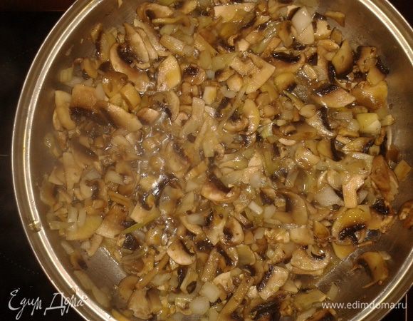 Грибы потушите с луком, добавьте соль.