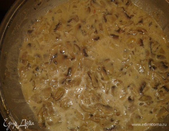 Добавьте перец, сливки.