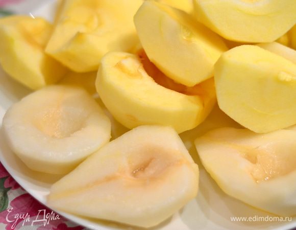 Яблоки и груши очистить от кожуры и сердцевины.