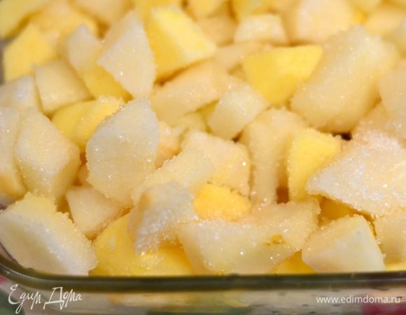 Порезать на брусочки,выложить в форму, засыпать 2 столовыми ложками сахара и поставить в разогретую духовку на 190 градусов на 20 минут до размягчения фруктов.
