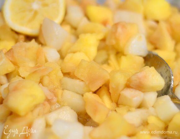 Фрукты пустили свой сок и стали мягкими, добавить лимонный сок, ваниль. Остудить.