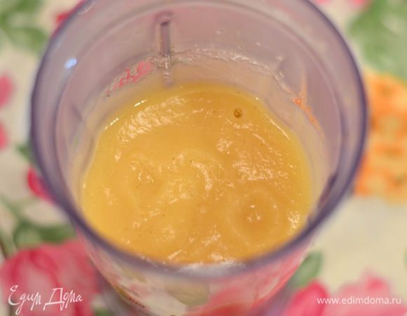 Взбить фрукты в пюре.
