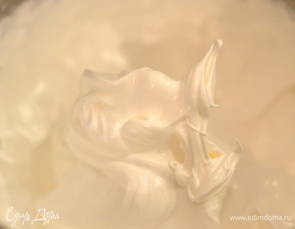 Белки желательно взбить хорошо,как на меренгу.