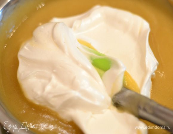 Желатин замочить в  в прохладной,кипяченой воде на минут 10,затем прогреть его до растворения крупинок,процедить через марлю. Взять лопаточкой немного белков и добавить к фруктовому пюре,перемешать. Затем эту массу вылить в основную массу и перемешать до однородности. В конце подлить тоненькой струйкой желатин и снова перемешать.