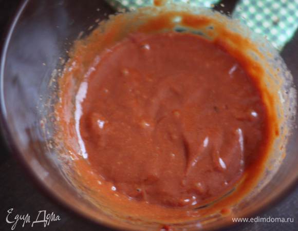 Сначала испечем кексы. Тесто для капкейков (в отличие от маффинов) должно быть тщательно вымешано. Сначала взбиваем яйцо с растительным маслом. Продолжая взбивать добавляем томатную пасту,если она очень густая можно капнуть немного воды.