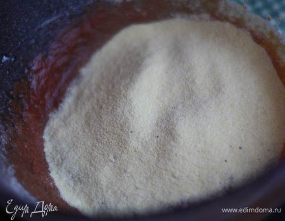 Добавим все специи. Посолим. Просеим обе муки с содой. Мне понадобилось меньше муки,чем я взяла,смотрите по консистенции тесто должно быть как густая сметана.