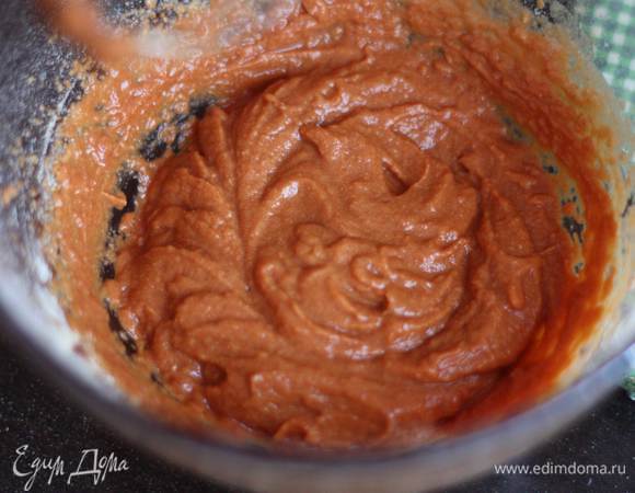 Всыпем в несколько приемов муку, тщательно взбивая.