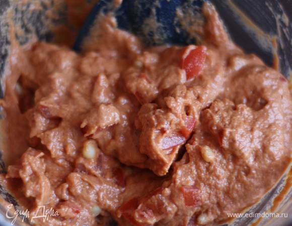 Помидор нарежем небольшими кубиками. В самом конце добавим порезанные помидоры и орешки.