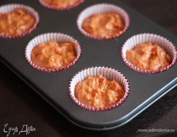 Заполним формочки (у меня с манжетками) на 2/3 и отправим в разогретую духовку на 20 минут. готовность проверим зубочисткой.