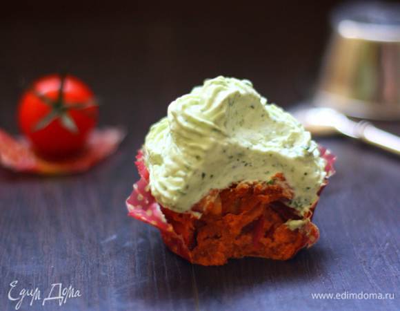 Крем набираем в шприц и наносим на остывшие кексы! и вот они в разрезе!!